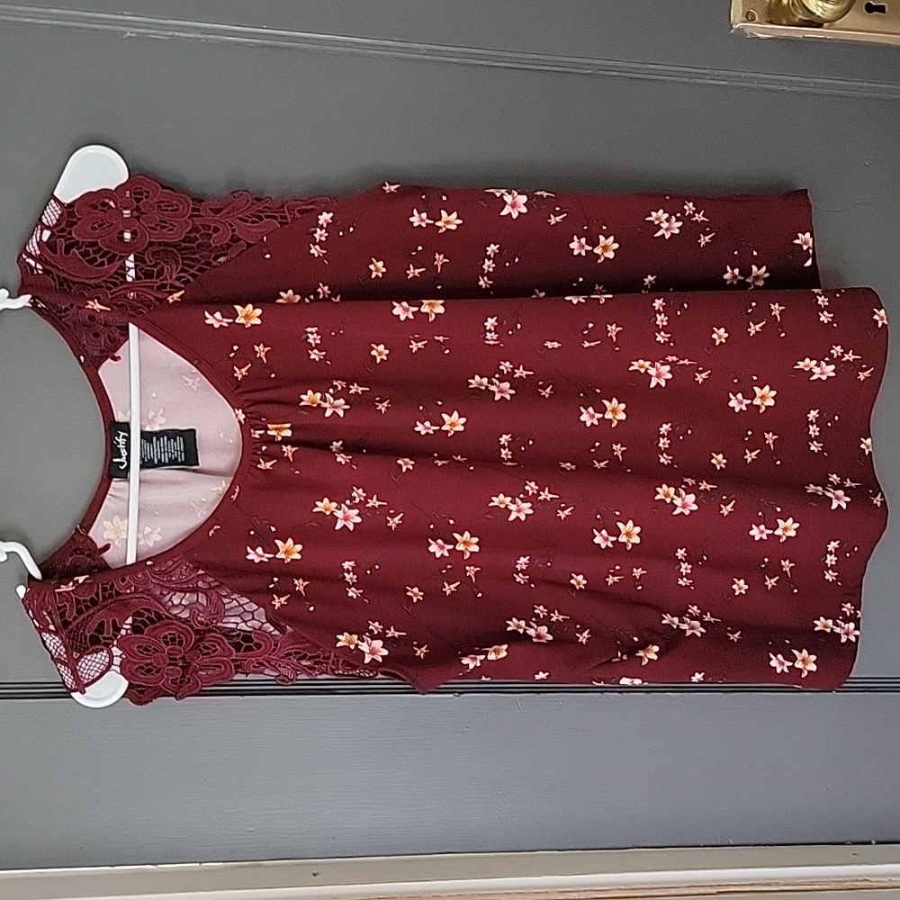 Xl womens burgundy tank with flowers and lace